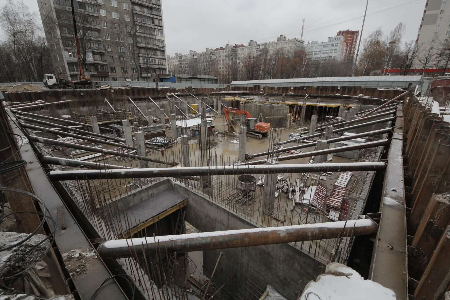 Устройство шпунтового ограждения из шпунта Ларсена методом вибропогружения на объекте строительства административного здания в г. Элиста, ул. Байкальская, 42.